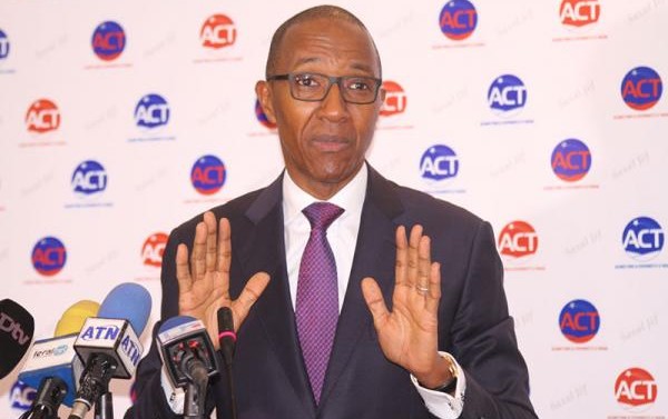 Abdoul Mbaye précise : « Le seul et unique passeport dont je suis détenteur est un passeport sénégalais » Abdoul Mbaye précise : « Le seul et unique passeport dont je suis détenteur est un passeport sénégalais »