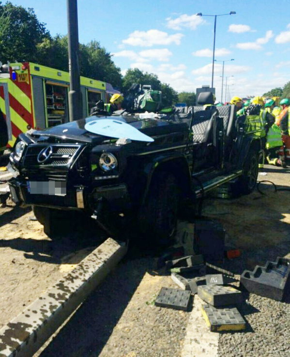 Photos accident : Comment les pompiers anglais ont sorti Pape Ndiaye Souaré de sa Mercedes Photos accident : Comment les pompiers anglais ont sorti Pape Ndiaye Souaré de sa Mercedes