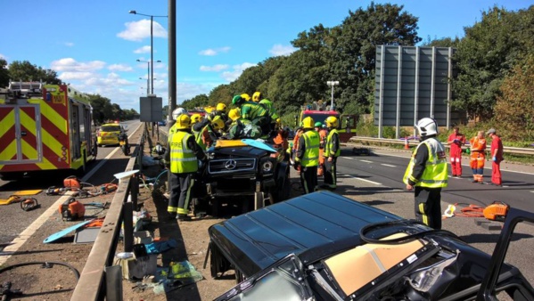 Photos accident : Comment les pompiers anglais ont sorti Pape Ndiaye Souaré de sa Mercedes Photos accident : Comment les pompiers anglais ont sorti Pape Ndiaye Souaré de sa Mercedes
