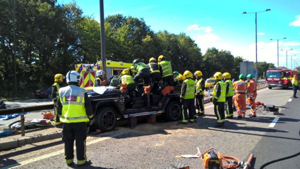 Photos accident : Comment les pompiers anglais ont sorti Pape Ndiaye Souaré de sa Mercedes Photos accident : Comment les pompiers anglais ont sorti Pape Ndiaye Souaré de sa Mercedes
