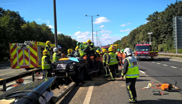 Photos accident : Comment les pompiers anglais ont sorti Pape Ndiaye Souaré de sa Mercedes Photos accident : Comment les pompiers anglais ont sorti Pape Ndiaye Souaré de sa Mercedes