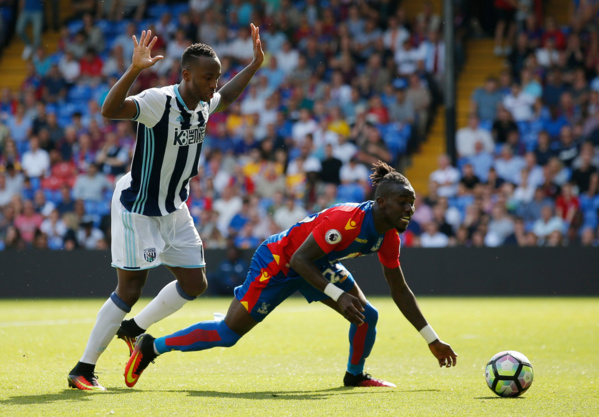 Photos accident : Comment les pompiers anglais ont sorti Pape Ndiaye Souaré de sa Mercedes Photos accident : Comment les pompiers anglais ont sorti Pape Ndiaye Souaré de sa Mercedes