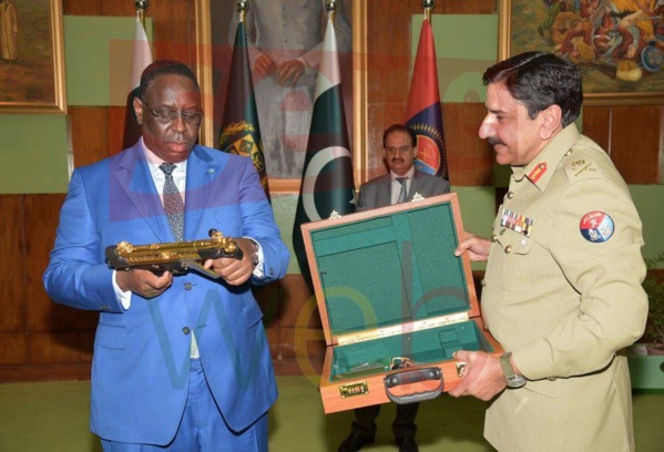 Général Mansour Seck décrypte l’image du Président Macky Sall tenant une arme au Pakistan Général Mansour Seck décrypte l’image du Président Macky Sall tenant une arme au Pakistan