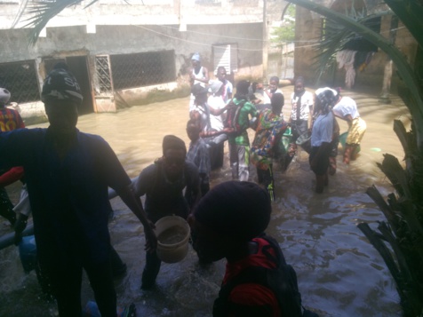 Les talibés de Serigne Modou Kara à l'assaut des zones inondées de Touba Les talibés de Serigne Modou Kara à l'assaut des zones inondées de Touba
