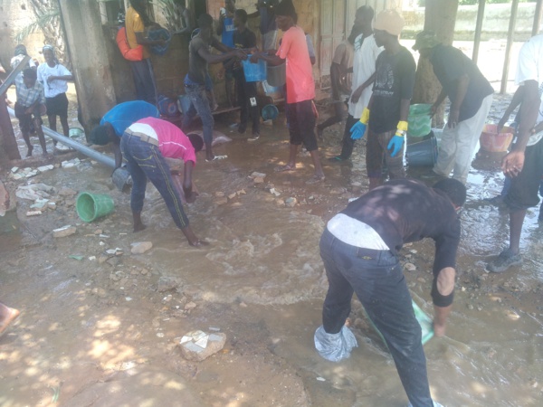 Les talibés de Serigne Modou Kara à l'assaut des zones inondées de Touba Les talibés de Serigne Modou Kara à l'assaut des zones inondées de Touba