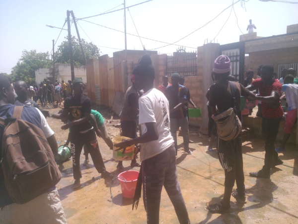 Les talibés de Serigne Modou Kara à l'assaut des zones inondées de Touba Les talibés de Serigne Modou Kara à l'assaut des zones inondées de Touba