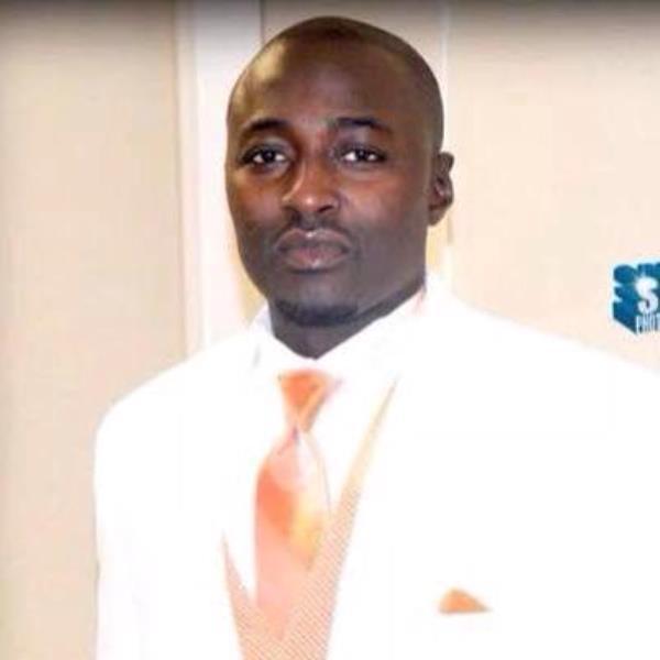 Pape Thiam, le jeune taximan sénégalais (31 ans) a été abattu le dimanche 14 novembre 2014 à bord de son taxi, à Newburg Road Louisville dans l’Etat de Kentucky par une bande de quatre jeunes, dont trois d’entre-eux étaient adolescents au moment des faits. Pape Thiam, le jeune taximan sénégalais (31 ans) a été abattu le dimanche 14 novembre 2014 à bord de son taxi, à Newburg Road Louisville dans l’Etat de Kentucky par une bande de quatre jeunes, dont trois d’entre-eux étaient adolescents au moment des faits.