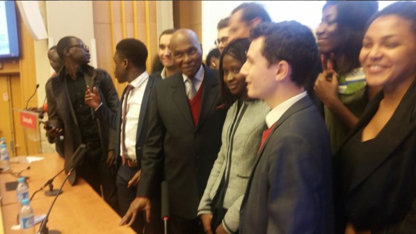 Abdoulaye Wade à l’amphithéâtre Emile Boutmy entouré d'étudiants pour animer une conférence