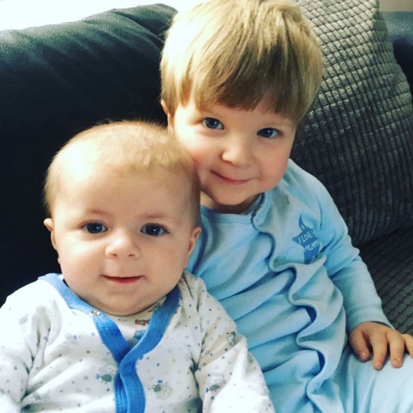 Un bébé de 4 mois dans les bras de sa mère, attaqué et tué par le chien domestique de la maison Un bébé de 4 mois dans les bras de sa mère, attaqué et tué par le chien domestique de la maison