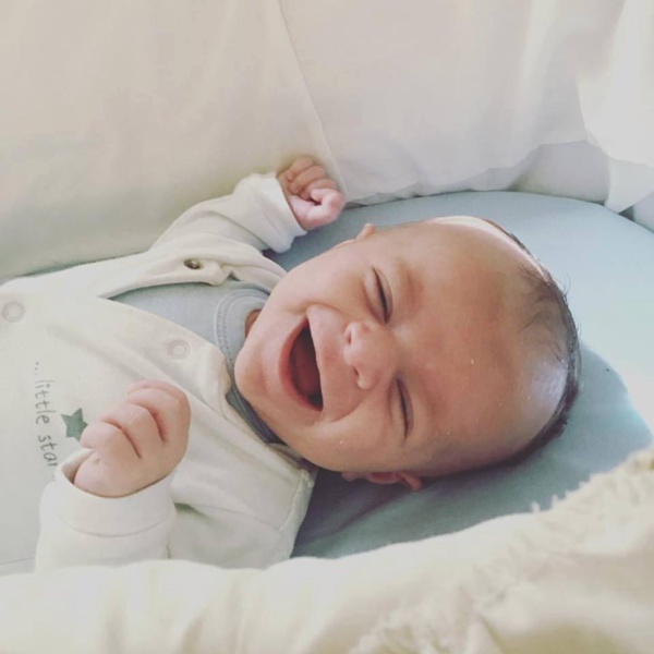 Un bébé de 4 mois dans les bras de sa mère, attaqué et tué par le chien domestique de la maison Un bébé de 4 mois dans les bras de sa mère, attaqué et tué par le chien domestique de la maison