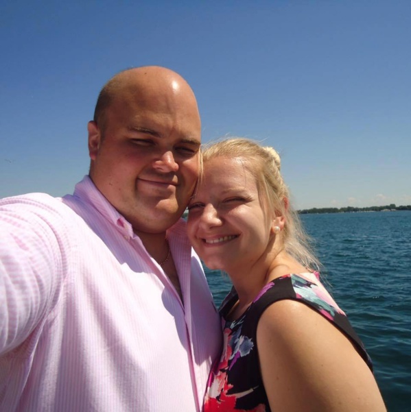 Un bébé de 4 mois dans les bras de sa mère, attaqué et tué par le chien domestique de la maison Un bébé de 4 mois dans les bras de sa mère, attaqué et tué par le chien domestique de la maison