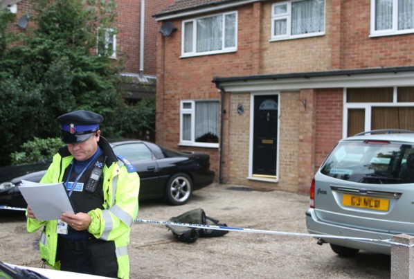 Un bébé de 4 mois dans les bras de sa mère, attaqué et tué par le chien domestique de la maison Un bébé de 4 mois dans les bras de sa mère, attaqué et tué par le chien domestique de la maison