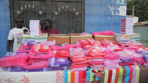 El Malick Seck offre 50.000 cahiers aux établissements scolaires de la circonscription de Thiès-Ville El Malick Seck offre 50.000 cahiers aux établissements scolaires de la circonscription de Thiès-Ville