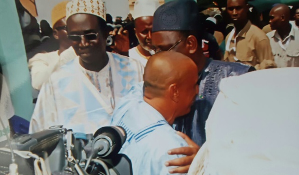 Serigne Abdoulaye Niass petit-fils de Cheikhal Islam: "Pourquoi le Pr Macky Sall a pris le temps de s'arrêter pour me parler (...) Ce que le Pr a fait dans le Saloum, particulièrement pour Médina (...)" Serigne Abdoulaye Niass petit-fils de Cheikhal Islam: "Pourquoi le Pr Macky Sall a pris le temps de s'arrêter pour me parler (...) Ce que le Pr a fait dans le Saloum, particulièrement pour Médina (...)"