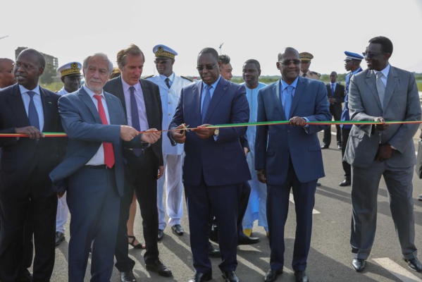 Selon Macky Sall, «avec les tarifs révisés, l’usager qui voudra se rendre de Diamniadio jusqu’à SINDIA payera en définitive 1600 FCFA, au lieu de 2400 FCFA, soit une réduction de 800 FCFA. Et c’est le même tarif de 1600 Francs qui sera appliqué quand l’autoroute sera prolongée jusqu’à Mbour ». Selon Macky Sall, «avec les tarifs révisés, l’usager qui voudra se rendre de Diamniadio jusqu’à SINDIA payera en définitive 1600 FCFA, au lieu de 2400 FCFA, soit une réduction de 800 FCFA. Et c’est le même tarif de 1600 Francs qui sera appliqué quand l’autoroute sera prolongée jusqu’à Mbour ».