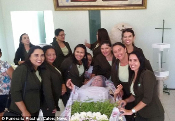 Vera Lucia da Silva, 44 ans a passé toute la journée dans un cercueil demandant à sa famille et ses amis de la prétendre morte. Vera Lucia da Silva, 44 ans a passé toute la journée dans un cercueil demandant à sa famille et ses amis de la prétendre morte.