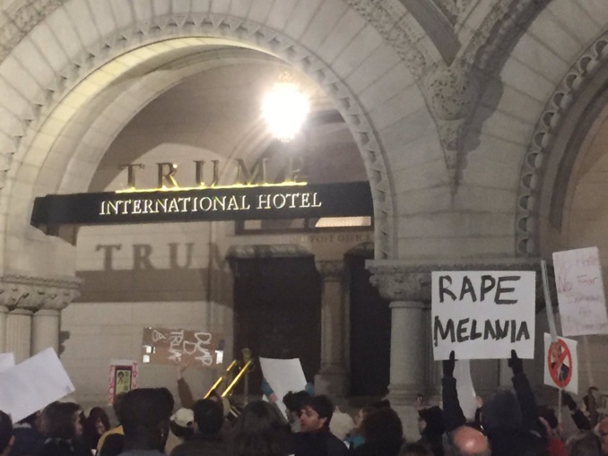Alors que des dizaines d'électeurs mécontents se sont réunis devant le Trump International Hôtel de Washington dimanche, l'un d'eux a été repéré tenant un panneau "Violez Melania". Le hashtag #RapeMelania est devenu tendance sur Twitter.