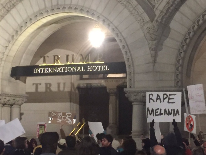 Alors que des dizaines d'électeurs mécontents se sont réunis devant le Trump International Hôtel de Washington dimanche, l'un d'eux a été repéré tenant un panneau "Violez Melania". Le hashtag #RapeMelania est devenu tendance sur Twitter. Alors que des dizaines d'électeurs mécontents se sont réunis devant le Trump International Hôtel de Washington dimanche, l'un d'eux a été repéré tenant un panneau "Violez Melania". Le hashtag #RapeMelania est devenu tendance sur Twitter.