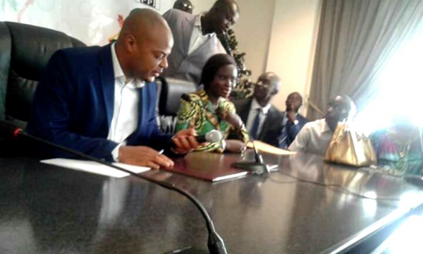 Thérèse Faye Diouf et Mambaye Niang fument le calumet de la paix..à quelques jours de l'Université républicaine de la COJER Thérèse Faye Diouf et Mambaye Niang fument le calumet de la paix..à quelques jours de l'Université républicaine de la COJER