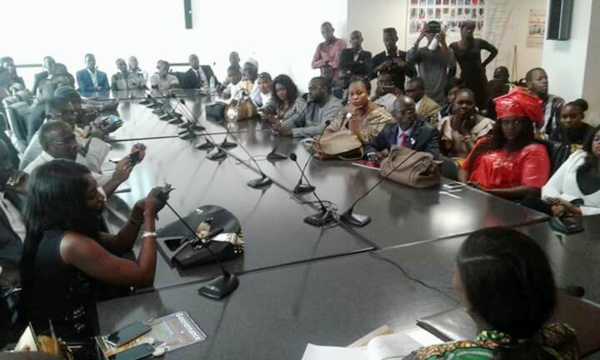 Thérèse Faye Diouf et Mambaye Niang fument le calumet de la paix..à quelques jours de l'Université républicaine de la COJER Thérèse Faye Diouf et Mambaye Niang fument le calumet de la paix..à quelques jours de l'Université républicaine de la COJER