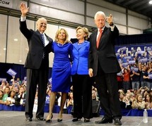 Joe Biden et son épouse, accompagnés de Bill et Hillary Clinton ce week-end Joe Biden et son épouse, accompagnés de Bill et Hillary Clinton ce week-end