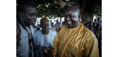 Adama Barrow, 51 ans, ancien vigile de supermarché en Grande-Bretagne, supporter des "Gunners" d'Arsenal