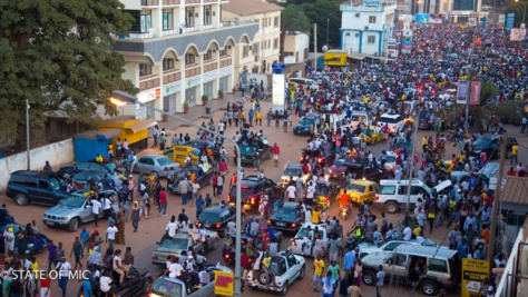 La foule saluant la victoire de la démocratie La foule saluant la victoire de la démocratie