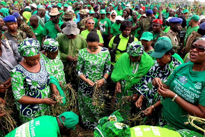 ( 04 Photos ) Et si Yahya Jammeh et son épouse Zeineb Jammeh retournaient aux champs? Voilà ce que ça donne ( 04 Photos ) Et si Yahya Jammeh et son épouse Zeineb Jammeh retournaient aux champs? Voilà ce que ça donne