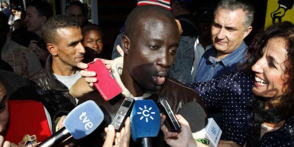 Ngagne Pouye, ce Sénégalais de 35 ans qui a gagné 400 000 0 la loterie de Noël, s'exprimant devant la presse le 22 décembre 2015.