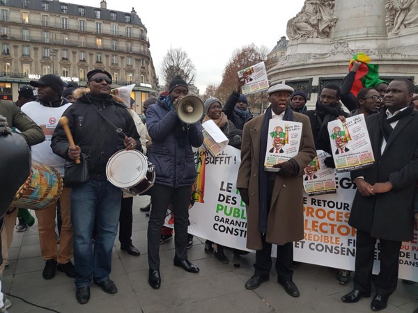26 personnes de l'opposition Sénégalaise ont manifesté à Paris ( Photos) 26 personnes de l'opposition Sénégalaise ont manifesté à Paris ( Photos)