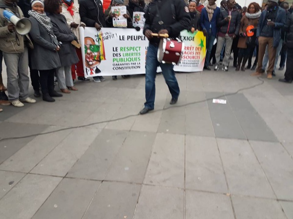 26 personnes de l'opposition Sénégalaise ont manifesté à Paris ( Photos)