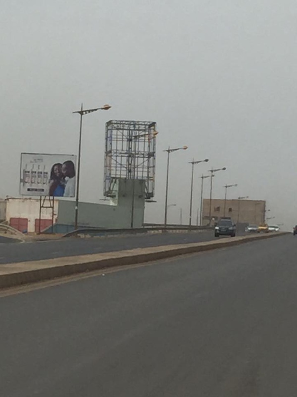 Après les menaces de Macky Sall : les affiches propagandistes avec son effigie enlevées de la VDN Après les menaces de Macky Sall : les affiches propagandistes avec son effigie enlevées de la VDN