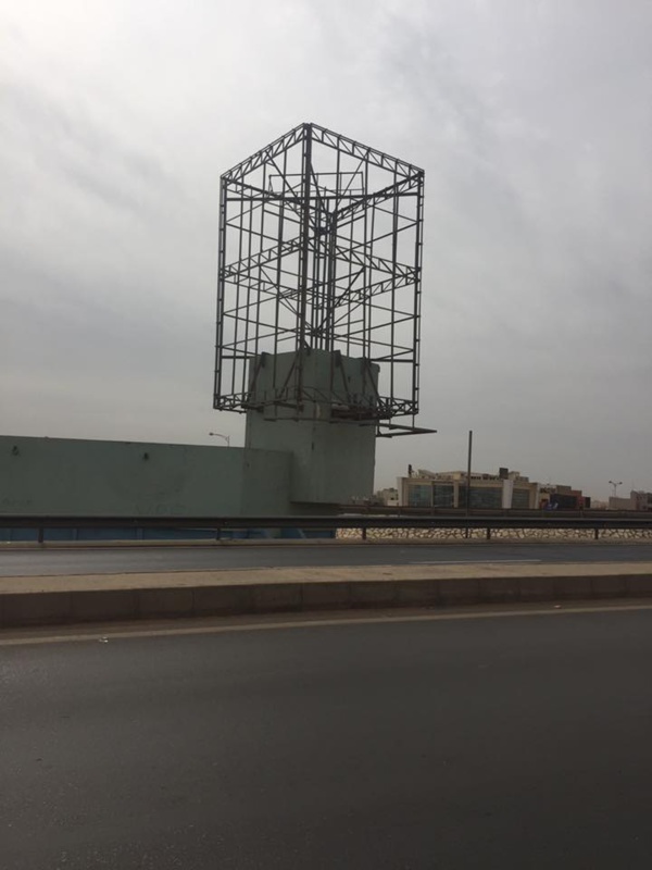 Après les menaces de Macky Sall : les affiches propagandistes avec son effigie enlevées de la VDN Après les menaces de Macky Sall : les affiches propagandistes avec son effigie enlevées de la VDN