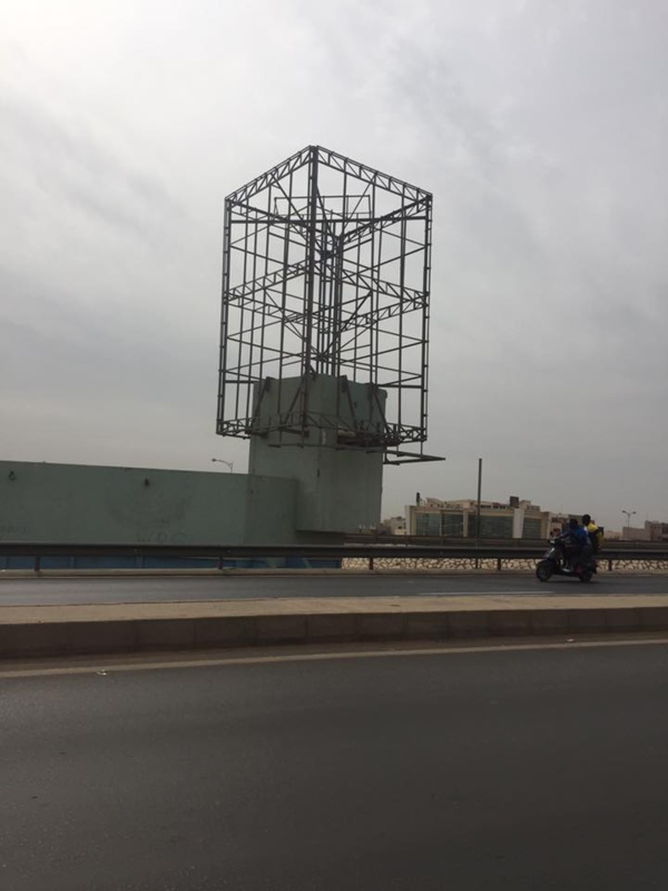 Après les menaces de Macky Sall : les affiches propagandistes avec son effigie enlevées de la VDN Après les menaces de Macky Sall : les affiches propagandistes avec son effigie enlevées de la VDN