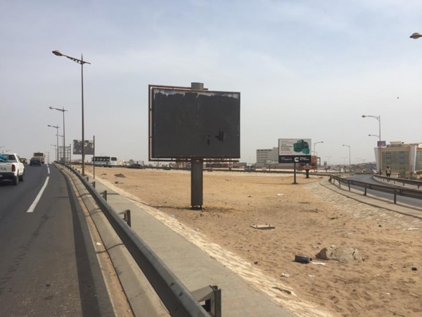 Après les menaces de Macky Sall : les affiches propagandistes avec son effigie enlevées de la VDN Après les menaces de Macky Sall : les affiches propagandistes avec son effigie enlevées de la VDN