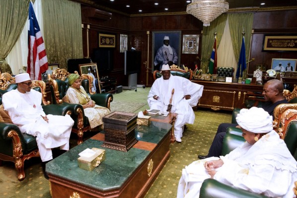 Yaya Jammeh et la mission de la CEDEAO, hier au Palais présidentiel Yaya Jammeh et la mission de la CEDEAO, hier au Palais présidentiel