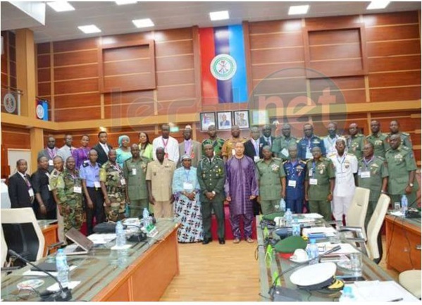 Gambie : les chefs de la défense de la CEDEAO se sont vus à Abuja en rapport de l'impasse politique gambienne Gambie : les chefs de la défense de la CEDEAO se sont vus à Abuja en rapport de l'impasse politique gambienne