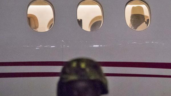 Yahya Jammeh regarde à travers le hublot de l'avion du président guinéen, Alpha Condé.  ©STRINGER / COLLECTIF CA DOIT CHANGER / AFP