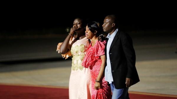 Des Gambies pleurent leur ancien président qui part pour l’exil après 22 ans au pouvoir en Gambie.  ©Thierry Gouegnon/Reuters