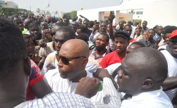 Le tribunal correctionnel de grande instance de Dakar rendra aujourd’hui sa décision sur l’affaire Ndiaga Diouf du nom de ce jeune de la banlieue qui a été tué lors de la fusillade à la mairie de Mermoz/Sacré-Cœur. Le tribunal correctionnel de grande instance de Dakar rendra aujourd’hui sa décision sur l’affaire Ndiaga Diouf du nom de ce jeune de la banlieue qui a été tué lors de la fusillade à la mairie de Mermoz/Sacré-Cœur.
