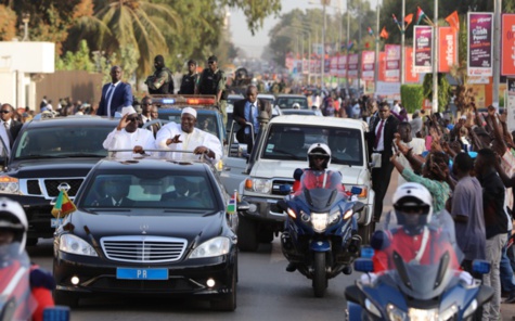 Fête d'indépendance de la Gambie: Accueil triomphal du Président Macky Sall par son homologue, Adama Barrow à Banjul (images)