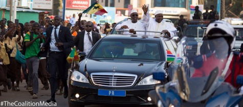 Fête d'indépendance de la Gambie: Accueil triomphal du Président Macky Sall par son homologue, Adama Barrow à Banjul (images) Fête d'indépendance de la Gambie: Accueil triomphal du Président Macky Sall par son homologue, Adama Barrow à Banjul (images)