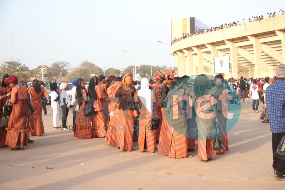 La tenue traditionnelle en vogue en Gambie, appréciez ces "élégantissimes" dames ! La tenue traditionnelle en vogue en Gambie, appréciez ces "élégantissimes" dames !