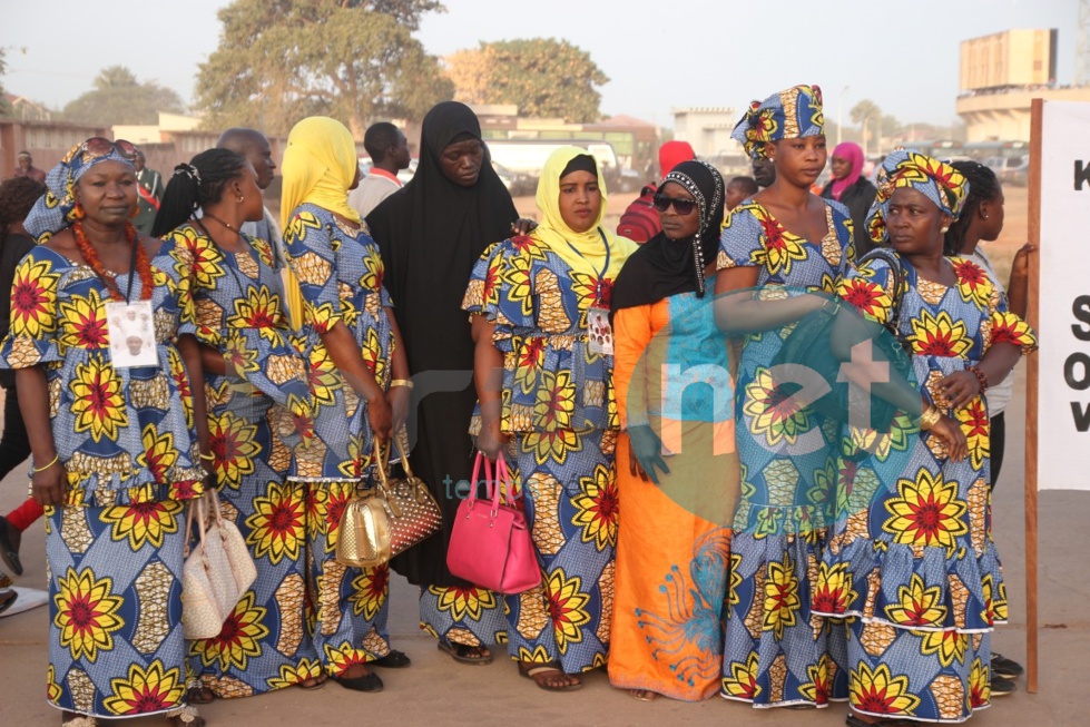 La tenue traditionnelle en vogue en Gambie, appréciez ces "élégantissimes" dames !