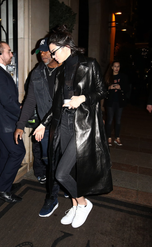 Photos : Kendall Jenner : Elle rejoue Matrix dans les rues de Paris!