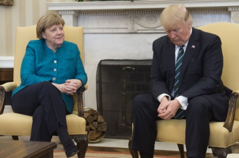 Vidéo-Donald Trump refuse de serrer la main d'Angela Merkel... avant de changer d'avis