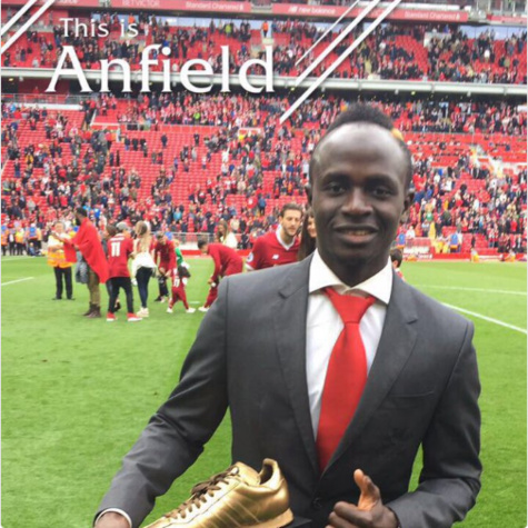 Photos-Premier League: Sadio Mané a présenté son trophée devant le public d’Anfield