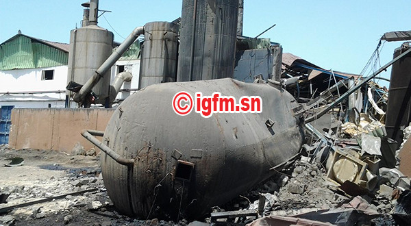 Reportage IGFM à Mbaling : Au cœur des débris après l’explosion de l’usine de transformation de produits halieutiques Reportage IGFM à Mbaling : Au cœur des débris après l’explosion de l’usine de transformation de produits halieutiques