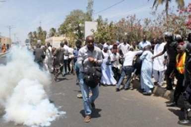 Avenue Cheikh Anta Diop: les étudiants bloquent la circulation pour réclamer 8 mois de bourse Avenue Cheikh Anta Diop: les étudiants bloquent la circulation pour réclamer 8 mois de bourse