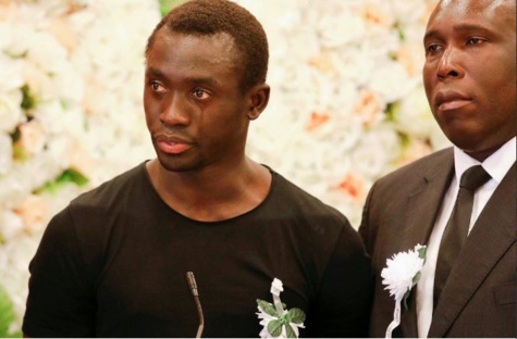Papiss Cissé, submergé par l'émotion, pleure devant la dépouille de Cheick Tiote en Chine